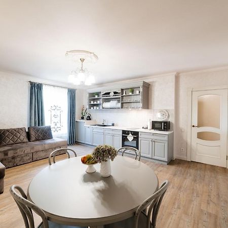 Lux Apartment On Duhnovicha Street .Free Parking. 우주고로트 외부 사진
