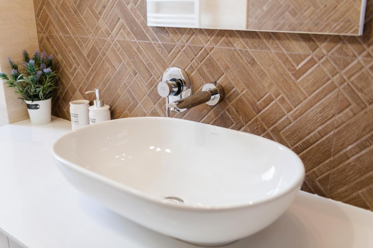 Lux Apartment On Duhnovicha Street .Free Parking. 우주고로트 외부 사진